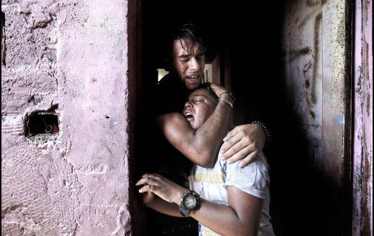 Los hermanos de Sabri Ahmed Abu Khader reaccionan en su funeral en la Ciudad de Gaza. Sabri, de 13 años, murió hoy por la herida de bala sufrida hacía 10 días, cuando fuerzas israelíes le dispararon en una protesta cerca de la valla divisoria. AFP/M. Hams