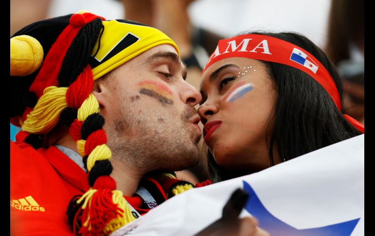 Panamá y Bélgica unidos por un beso en el partido de ambas selecciones en Sochi, Rusia. AP/V. Caivano