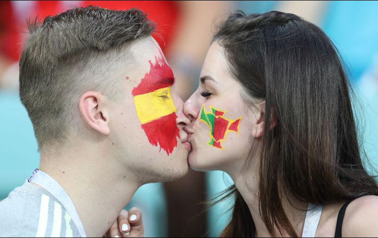 Para matar el tiempo antes del juego en el estadio Fisht de Sochi. EFE/F. Vogel