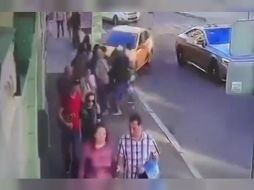 El sábado pasado un taxi se desvió hacia una acera cerca de la Plaza Roja y atropelló a los peatones, entre ellas dos mexicanas.  TWITTER /  @Borisich_glass