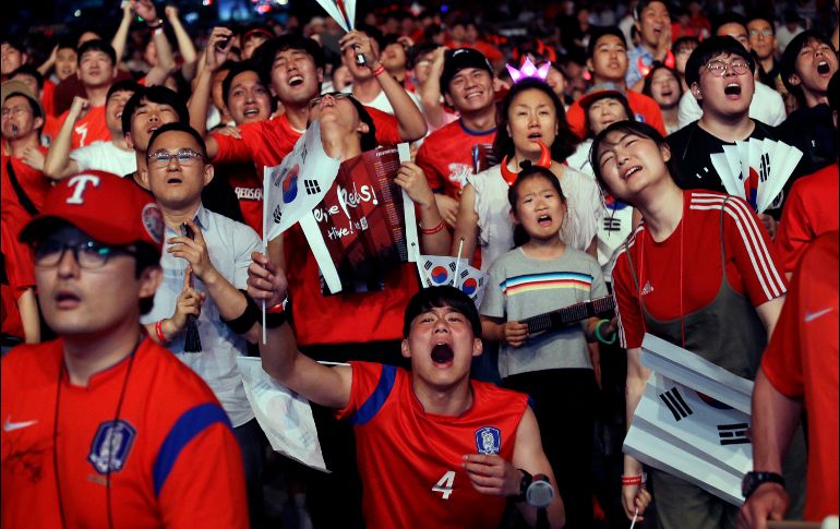 Fans de la Selección de Corea del Sur reaccionan al ver una transmisión en vivo del partido del Mundial de Rusia entre su equipo y Suecia, desde Seúl. Suecia ganó el encuentro 1-0. AP/Y. Ahn