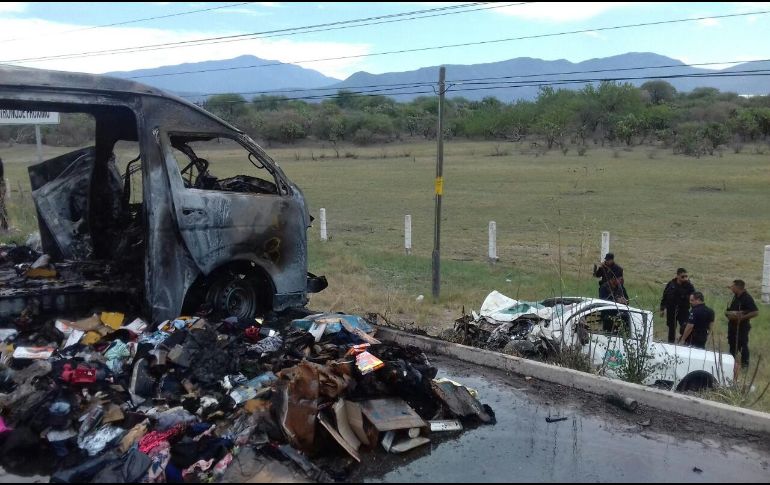 Una de las camionetas se incendió. ESPECIAL / Protección Civil Jalisco