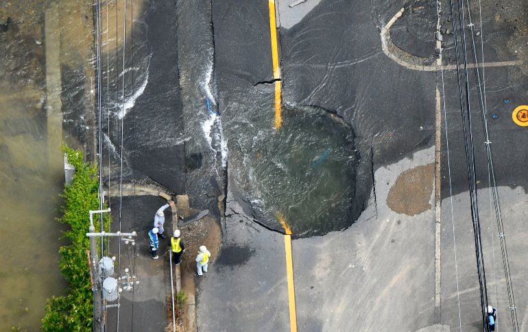 Una calle dañada por el sismo de la mañana de este lunes en en la zona metropolitana de Osaka, Japón. AP/Kyodo News/Y. Nishimura
