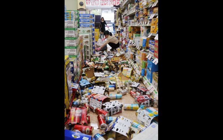 Aspecto de una tienda de conveniencia en Hirakata. El terremoto de magnitud 6.1 ocurrió poco después de las 08:00 al norte de Osaka, en el oeste del país, a una profundidad de unos 13 kilómetros, informó la Agencia Meteorológica de Japón.