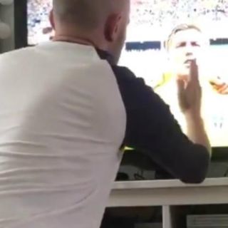 Aficionado sueco imita bendición de mexicana y su selección gana