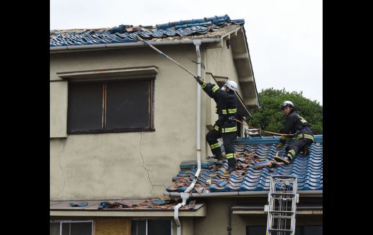 Bomberos revisan una casa en Ibaraki. Es la primera vez que la prefectura de Osaka registra un terremoto de esta intensidad desde que en 1923 se empezaran a documentar estos datos.