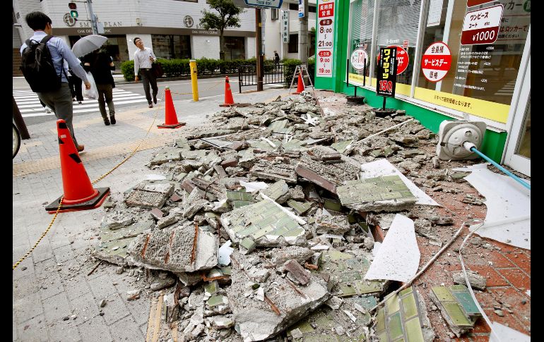 Escombros desprendidos de paredes en Ibaraki.