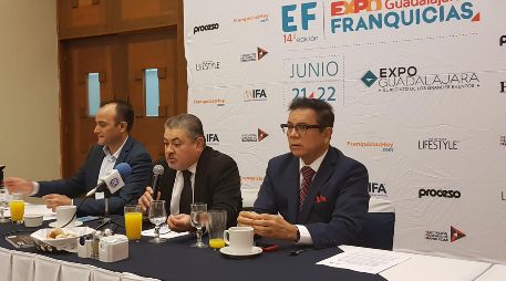 Jude García Aguilar (centro), director de Expo Franquicias, añadió que esperan entre cinco mil 800 y seis mil 200 visitantes. EL INFORMADOR / A. Gallegos