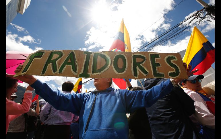 Simpatizantes del expresidente Rafael Correa protestan a las afueras de la Corte Nacional de Justicia, en Quito, Ecuador, durante la audiencia que decidirá si vincula al exmandatario en un caso de presunto secuestro. EFE/J. Jácome