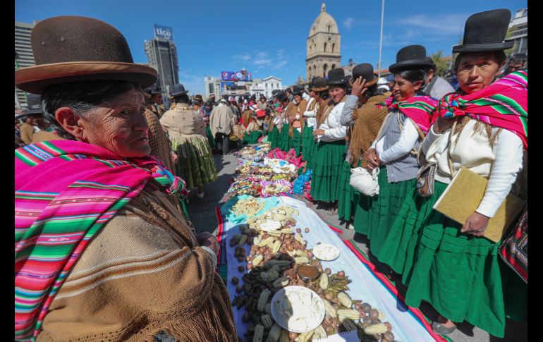 Indígenas aimaras participan en un gran almuerzo comunitario como preámbulo del año nuevo aimara, que se celebrará este 21 de junio, y como ensayo para registrar el próximo año un récord en el libro Guinness en La Paz, Bolivia. EFE/M. Alipaz