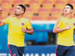 Radamel Falcao (izq.) y James Rodríguez serán los hombres clave de Colombia este día en su debut mundialista frente a Japón. EFE/R. Yongrit