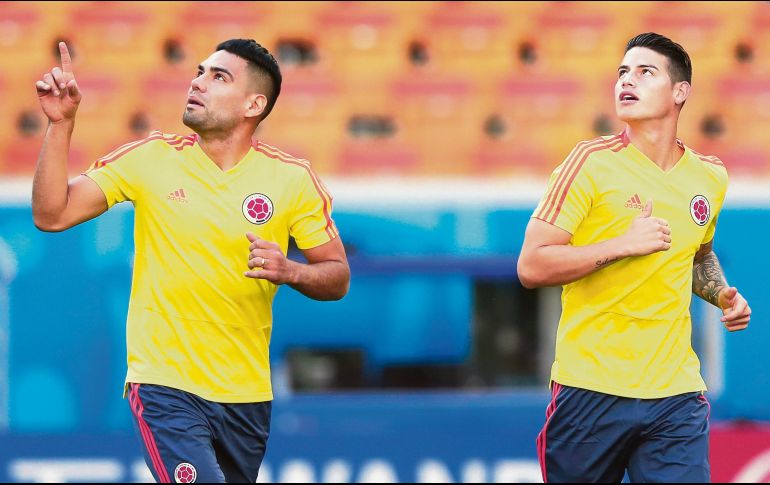 Radamel Falcao (izq.) y James Rodríguez serán los hombres clave de Colombia este día en su debut mundialista frente a Japón. EFE/R. Yongrit