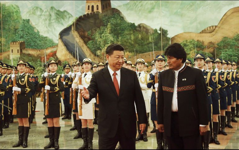 El presidente de Bolivia, Evo Morales (d), y el presidente chino, Xi Jinping (i), participan en una ceremonia de bienvenida en el Gran Palacio del Pueblo. EFE/W. Hong