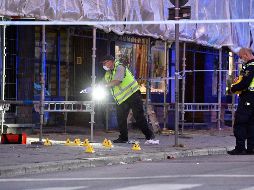 Agentes de la policía forense investigan la escena después de que seis personas recibieran disparos y lesiones fuera de un cibercafé. EFE/J. Nilsson