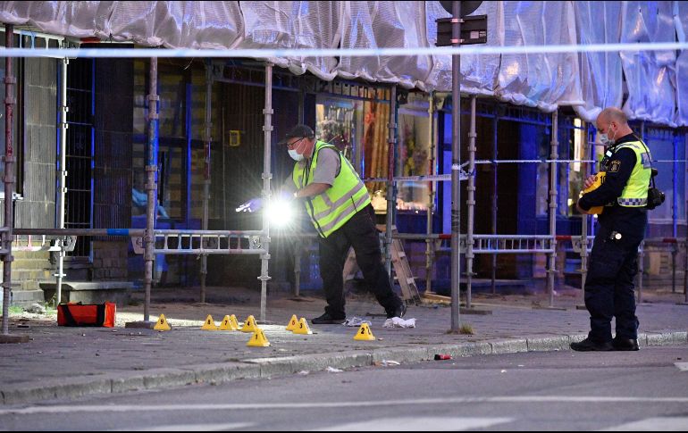 Agentes de la policía forense investigan la escena después de que seis personas recibieran disparos y lesiones fuera de un cibercafé. EFE/J. Nilsson