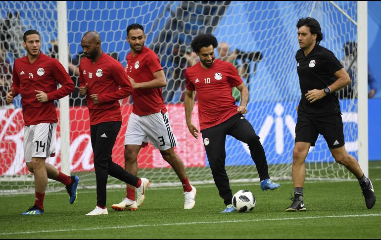 Mohamed Salah (#10) participa con una buena actitud en los ejercicios. AFP/C. Simon