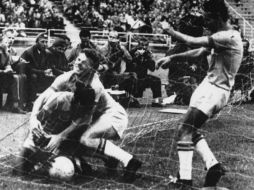 Tras la anotación, Pelé corrió a recoger el balón en el fondo de la red, lo besó y lloró. ESPECIAL