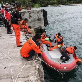 Buscan a 94 desaparecidos tras naufragio en la isla de Sumatra