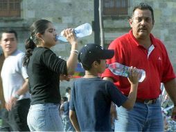 La regla de los ocho vasos de agua al día no funciona para todo el mundo. El peso, el clima y la cantidad de ejercicio, entre otras cosas, determinan la cantidad de agua que debes tomar. EL INFORMADOR / ARCHIVO