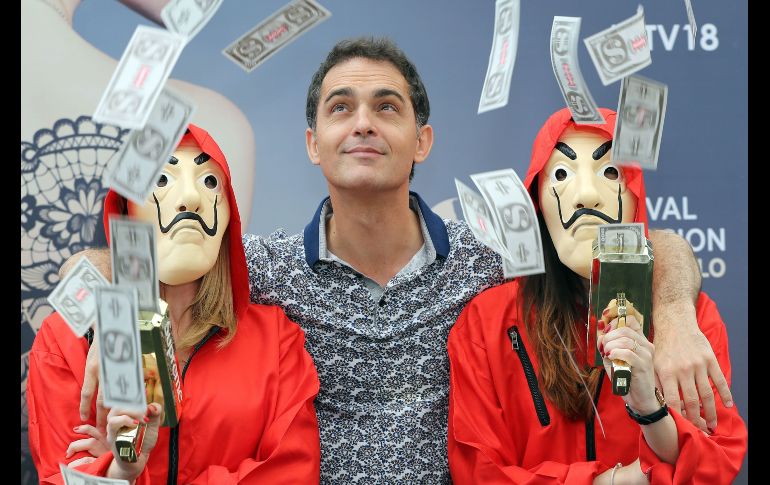 El actor español Pedro Alonso posa con mujeres vestidas como los personajes de la serie 
