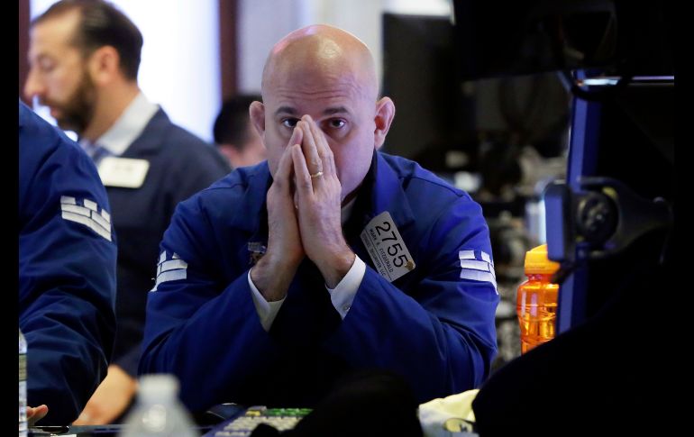 Un corredor de bolsa reacciona en el piso de la Bolsa de Valores de Nueva York. Wall Street abrió con una fuerte baja este martes, duramente golpeada por la escalada de tensiones entre Estados Unidos y China. AP/R. Drew