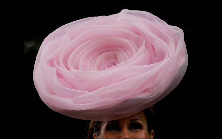 Una asistente a las carreras de Ascot posa para los fotógrafos en Ascot, Inglaterra. AP/T. Ireland