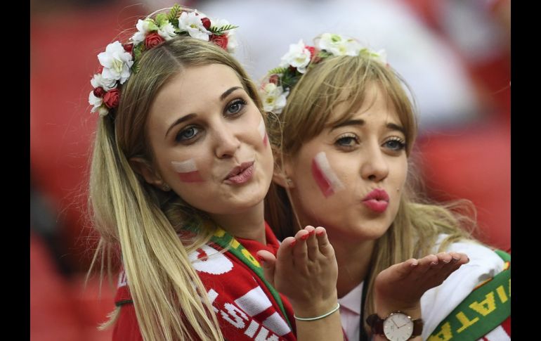 Seguidoras de Polonia asisten al juego de la Copa del Mundo ante Senegal. Con besos, sonrisas y porras, fans captan la atención en los estadios en Rusia. AFP/F. Fife