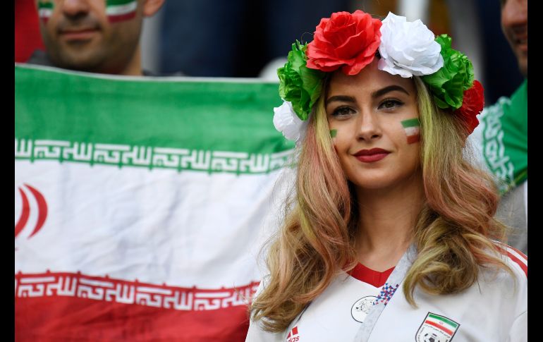 Una seguidora de Irán apoya a su equipo en el juego ante Marruecos. AFP/Archivo