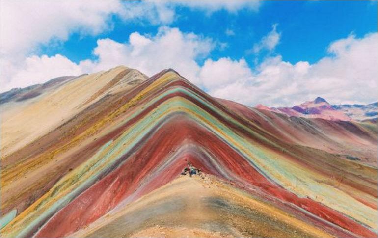 El cerro Vinicunca se encuentra en el camino al Ausangate, la montaña sagrada de Cusco, antigua capital del imperio incaico.  TWITTER/ @conflictominero