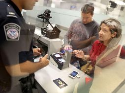 Según las estadísticas oficiales canadienses, cerca de cuatro millones 900 mil canadienses viajaron temporalmente Estados Unidos entre enero y marzo de 2018. AFP/ ARCHVO