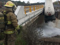 Ya que el contenido que transportaba el vehículo es de riesgo, autoridades no cuentan con un tiempo estimado en que terminen los trabajos y la vialidad quede reabierta a la población. ESPECIAL/ Protección Civil Jalisco