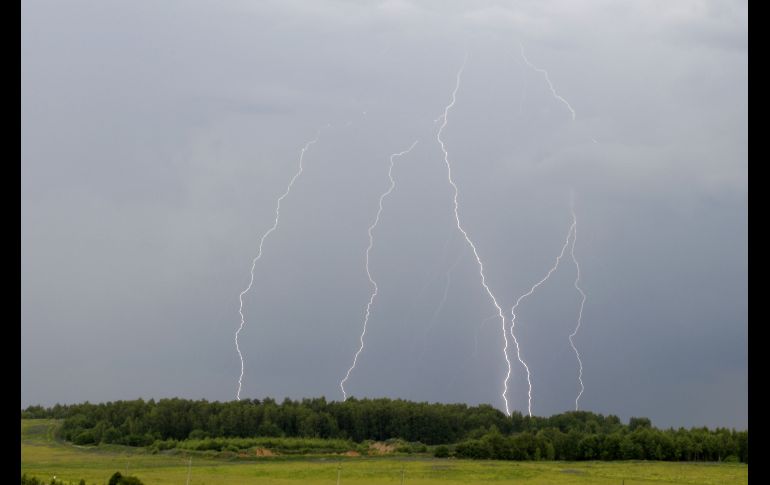 Rayos caen durante una tormenta en Chulkovo, Rusia. AFP/J. Mabromata