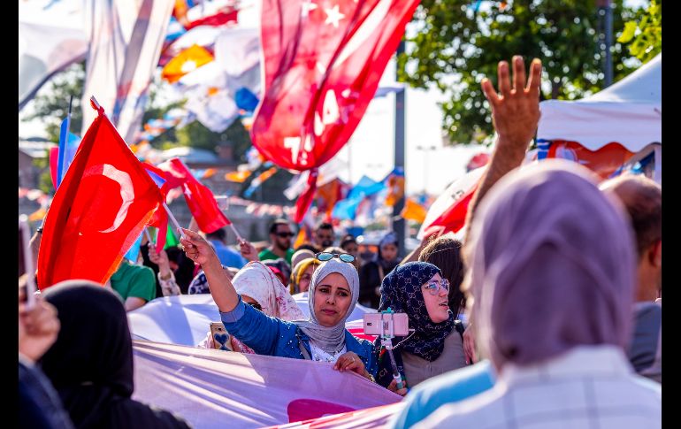 Partidarios del presidente turco, Recep Tayyip Erdogan, agitan banderas durante una concentración del gobernante partido Justicia y Desarrollo en Estambul, Turquía. EFE/S. Suki