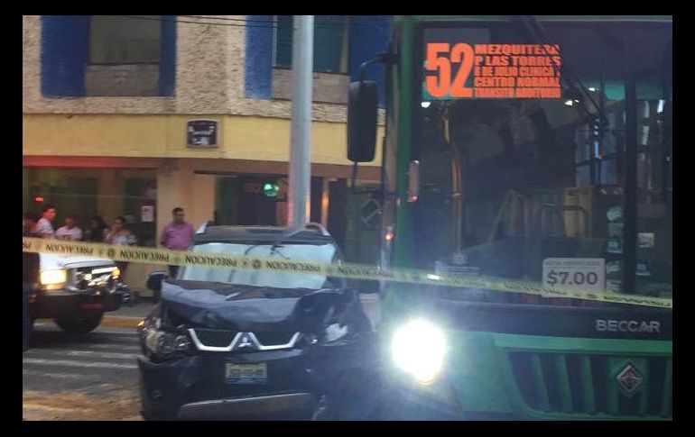 El accidente tuvo lugar en la intersección de Contreras Medellín y San Felipe. ESPECIAL / Bomberos de Guadalajara