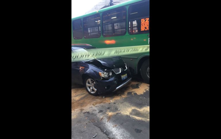 El accidente tuvo lugar en la intersección de Contreras Medellín y San Felipe. ESPECIAL / Bomberos de Guadalajara