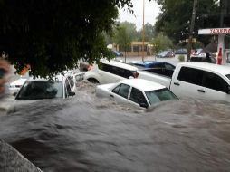 Vista de algunos vehículos que quedaron cubiertos por el agua luego de la tormenta. NTX/ESPECIAL