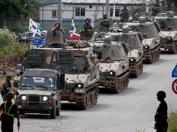 Obuses autopropulsados K-55 son manejados por los militares surcoreanos durante maniobras de defensa en un campo de instrucción en la zona desmilitarizada de Paju. EFE/J. Heon-kyun