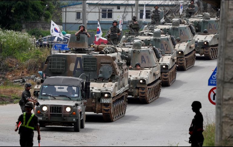 Obuses autopropulsados K-55 son manejados por los militares surcoreanos durante maniobras de defensa en un campo de instrucción en la zona desmilitarizada de Paju. EFE/J. Heon-kyun