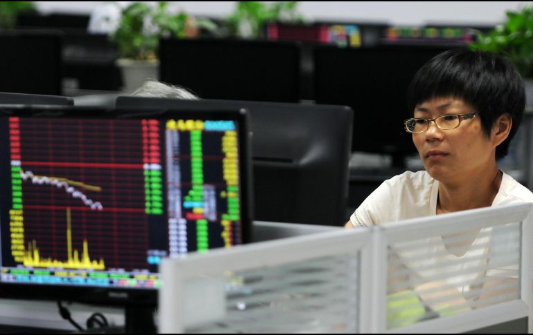 En lo que va del año, el principal índice accionario chino acumula una caída de 12.1%, debido en gran parte a la diferencia comercial con EU. AFP