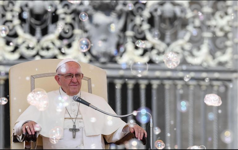 El Papa Francisco observa un espectáculo del circo acuático durante la audiencia general celebrada en la plaza de San Pedro del Vaticano. EFE/A. Di Meo
