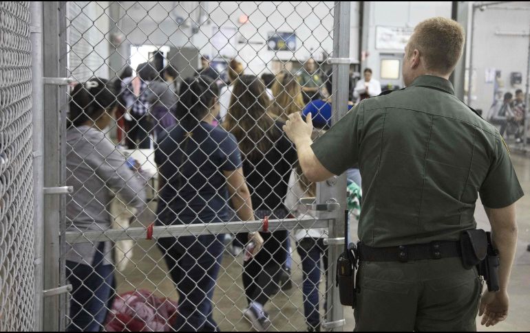 Según una nueva política de inmigración autorizada por Trump, se persigue penalmente a los inmigrantes que cruzan la frontera ilegalmente, deteniendo a los adultos, mientras sus hijos son retenidos en estructuras precintadas. AFP