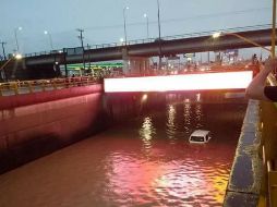 Una fuerte lluvia, acompañada de viento y granizo, dejó anoche inundaciones en varias calles y avenidas de la capital de Aguascalientes, informa Protección Civil municipal. NTX