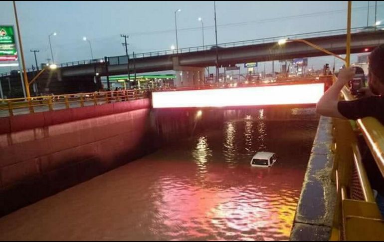 Una fuerte lluvia, acompañada de viento y granizo, dejó anoche inundaciones en varias calles y avenidas de la capital de Aguascalientes, informa Protección Civil municipal. NTX/ESPECIAL