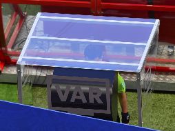 La nueva tecnología que ayuda a los árbitros al tomar decisiones ha coincidido con la adjudicación de más penales en la Copa del Mundo en curso. AFP / ARCHIVO