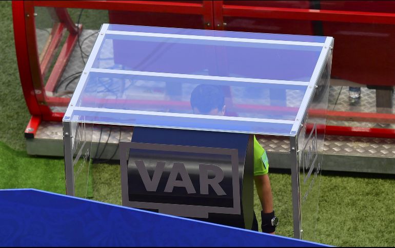 La nueva tecnología que ayuda a los árbitros al tomar decisiones ha coincidido con la adjudicación de más penales en la Copa del Mundo en curso. AFP / ARCHIVO