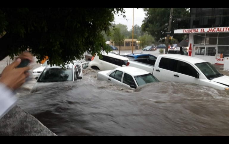 Vista de algunos vehículos que quedaron cubiertos por el agua luego de la tormenta. NTX/ESPECIAL