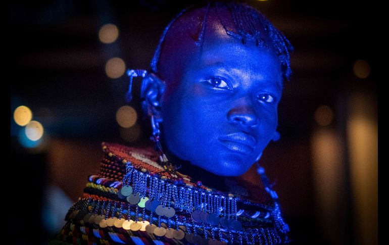 Un danzante de la tribu Turkana se presenta en la ceremonia de lanzamiento de un festival cultural en Nairobi, Kenia. AFP/Y. Chiba