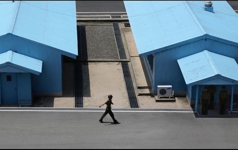 Un soldado marcha en la Zona Desmilitarizada en Panmunjom, Corea del Norte, la cual separa a las dos Coreas. AP/D. Alangkara
