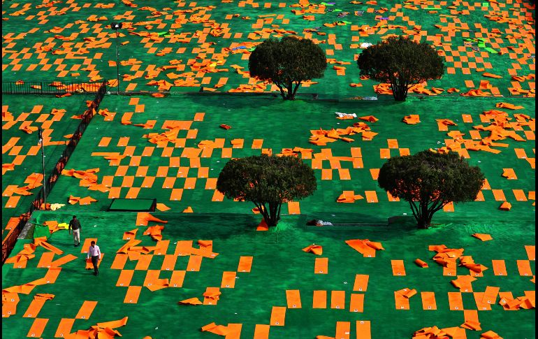 Oficiales revisan un área donde se colocan tapetes de yoga en Dehradun, India, previo a una ceremonia por el Día Internacional del Yoga. AP/M. Swarup
