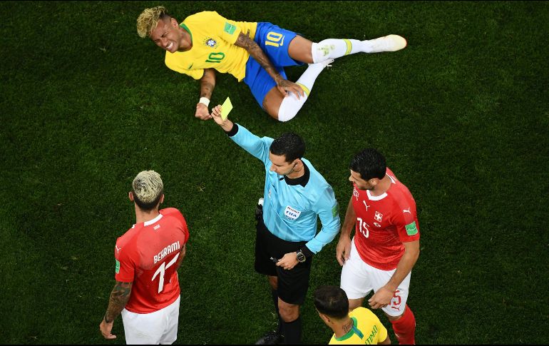 La Confederación Brasileña pide aplicar el VAR cuando sea solicitado por los futbolistas; la FIFA dice que la decisión del árbitro ''es y sigue siendo la única relevante cuando se toma una decisión''. AFP / ARCHIVO